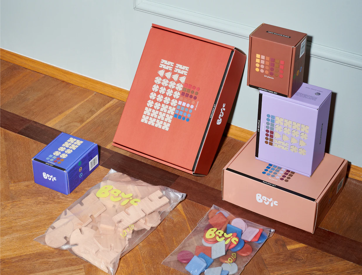 Full colour mailer boxes in several sizes and colours with printed graphics, with packaging fillers