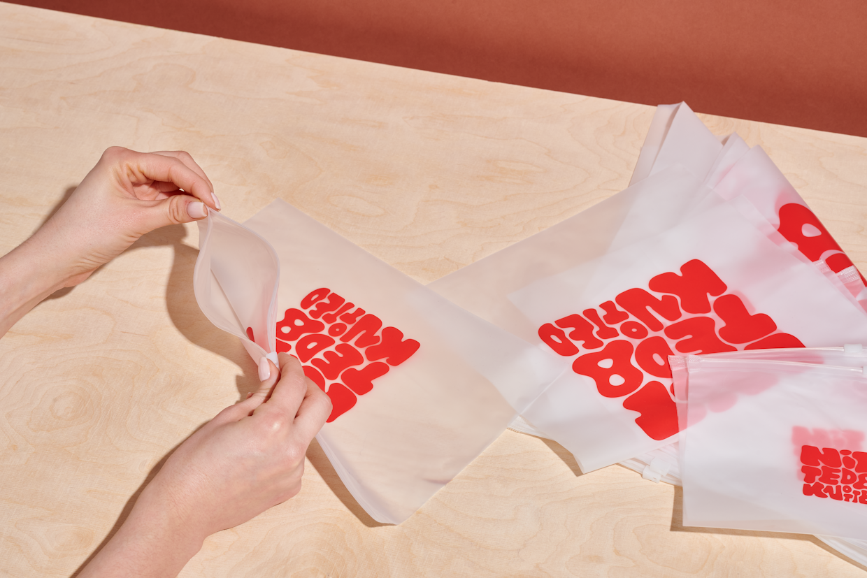 Deux sacs Ziploc givrés avec un logo rouge et deux mains.