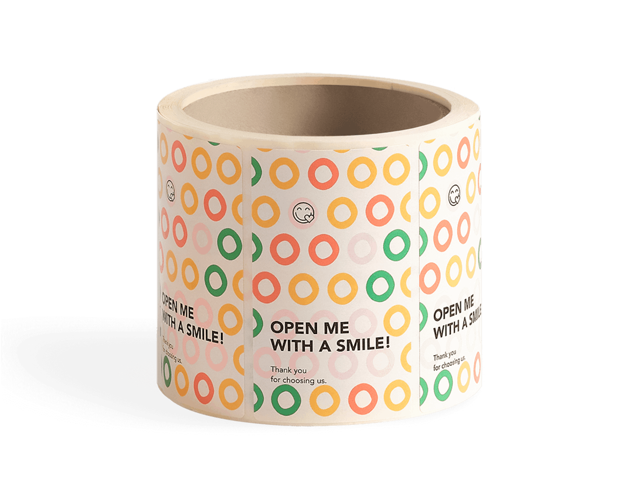 Prostokątna naklejka z gotowym kolorowym nadrukiem i napisem "Open me with a smile"