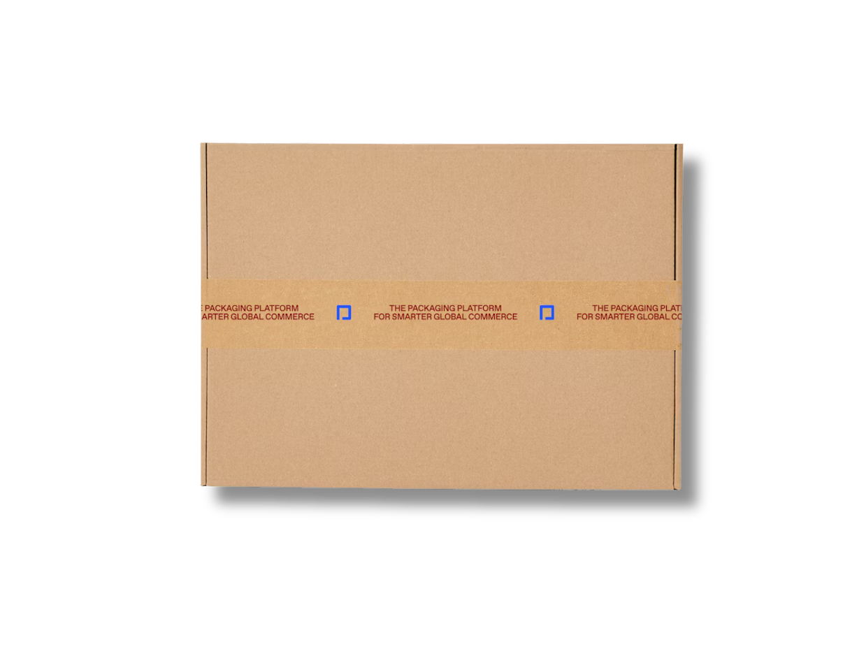 Brązowe pudełko z naklejoną taśmą kraft, na której znajduje się nadruk w kolorach czerwonym i niebieskie logo