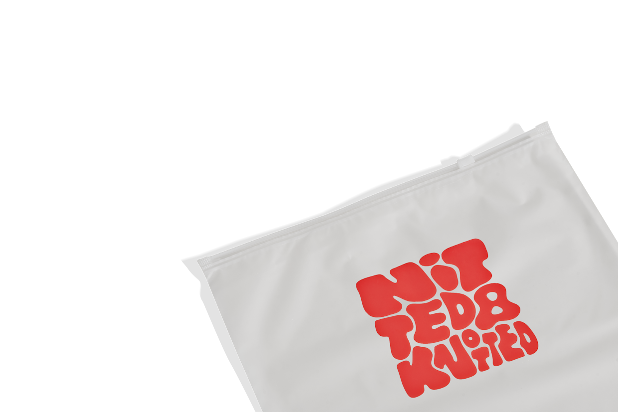 Sac givré avec fermeture à glissière et logo rouge sur le dessus