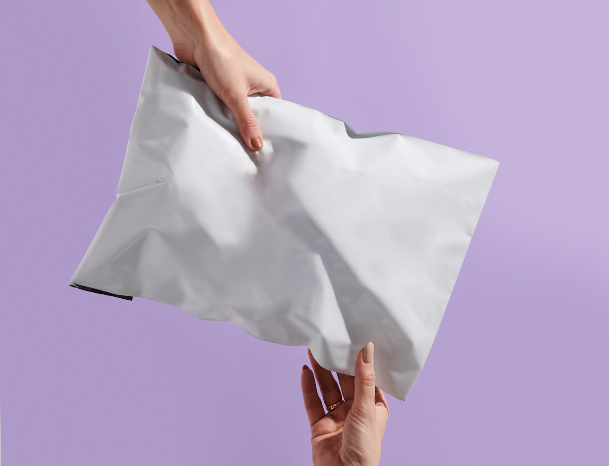 Pochette colis plastique recyclée vierge pour l’habillement 2